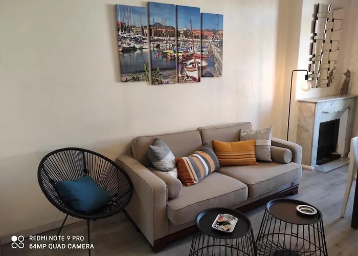Pretty And Quiet Top Floor 2 Bedroom Flat In The Port Area Of Nice