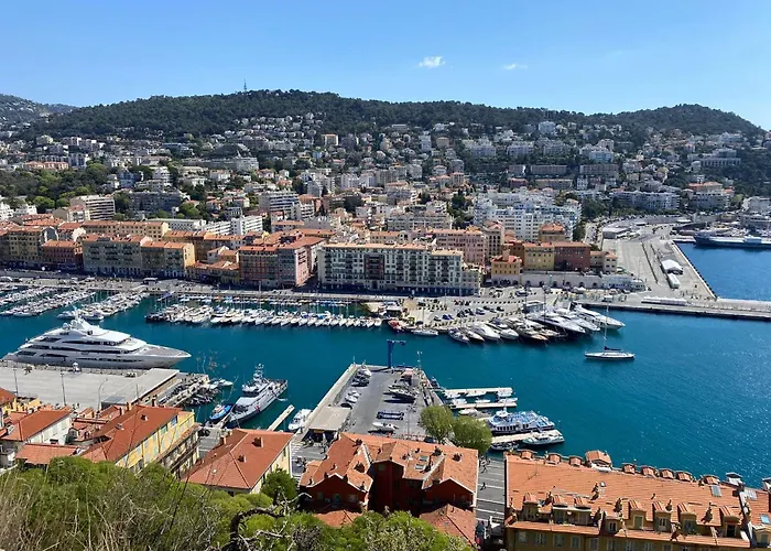 Pretty And Quiet Top Floor 2 Bedroom Flat In The Port Area Of Nice