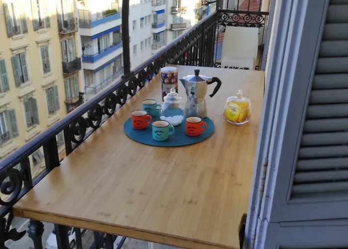 Pretty And Quiet Top Floor 2 Bedroom Flat In The Port Area Of Nice